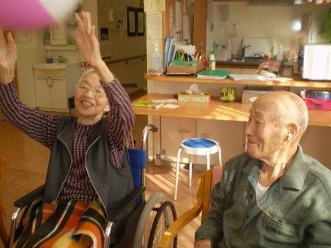 ご入居者様同士で輪になって、ボールをパスしあっている場面