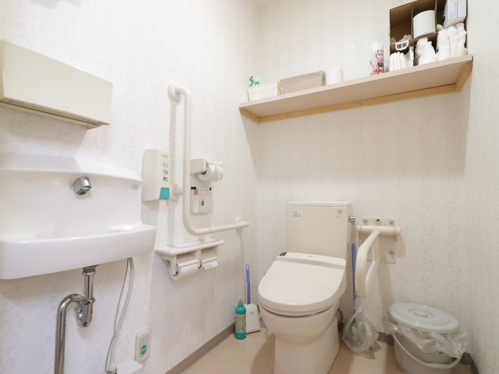 トイレの便座の上部には棚があり、トイレットペーパーなどの保管場所として活用している。個室内に手を洗う場所もある。