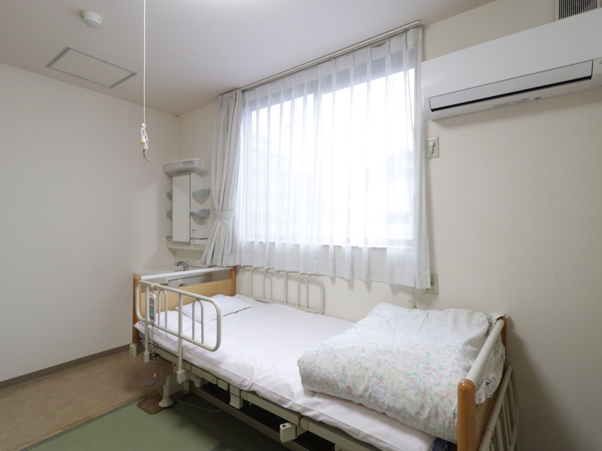 居室の窓は、床から少し離れた場所にあるので、窓のすぐ下にベッドを設置することができる。可動式のベッドが利用可能だ。