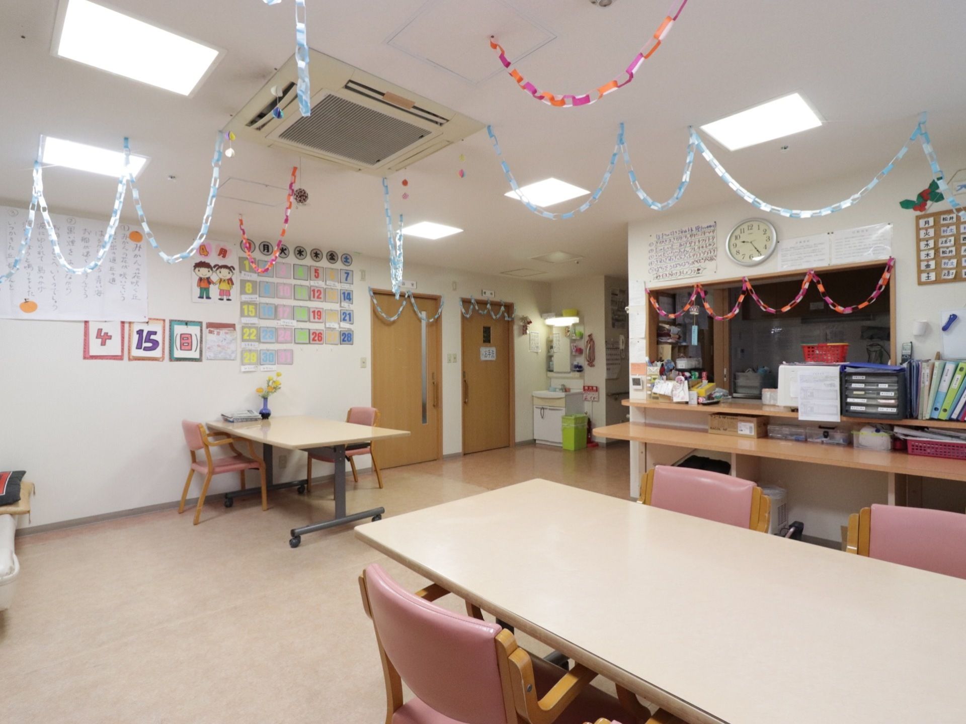 入居者様がお食事をしたり、レクリエーションに興じる部屋がある。手作りの輪飾りなどを飾りアットホームな雰囲気である。