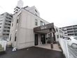 建物の周りには、白い格子の柵を張り巡らせている。玄関前の屋根には、横側から歩いて来た時にも見えるように施設名が設置されている。