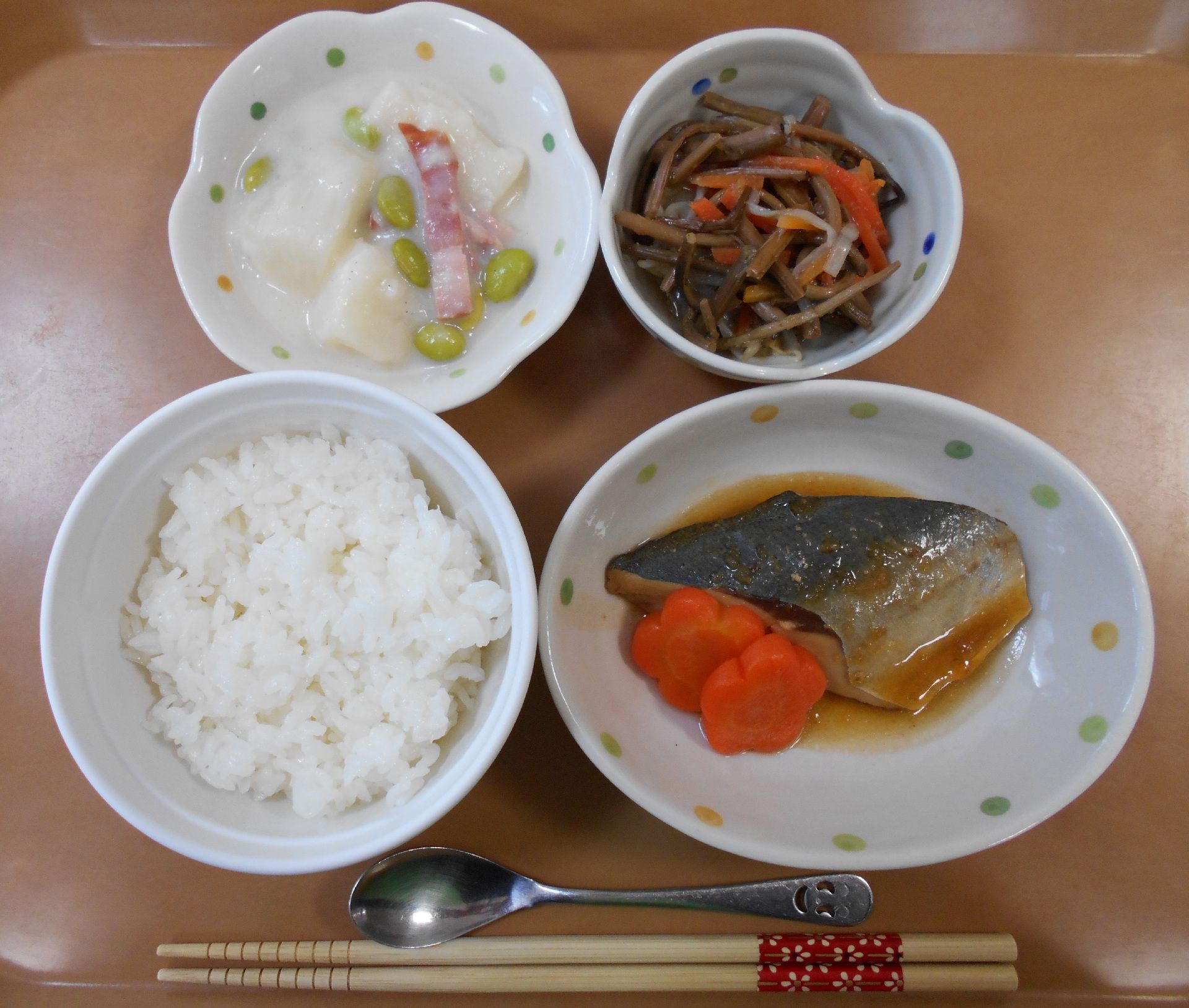 魚の煮つけときんぴらごぼうが付いた和食メニュー