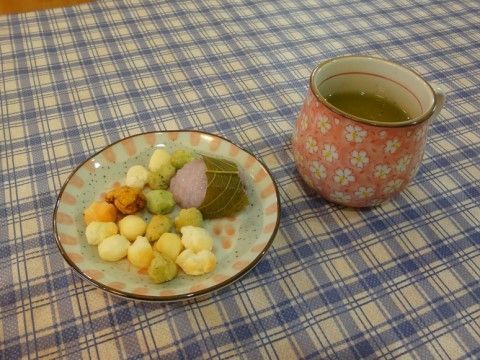 こころ比良のおやつ。入居者様手作りの桜餅