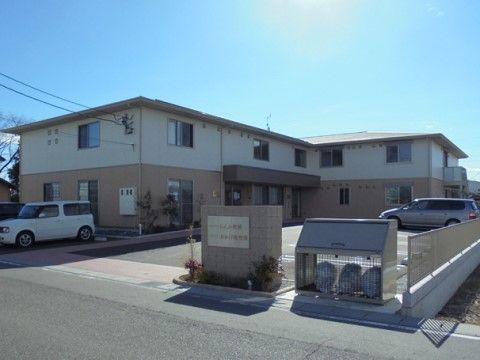 「らんか穂積」の外観。敷地内に駐車スペースを設けている。
