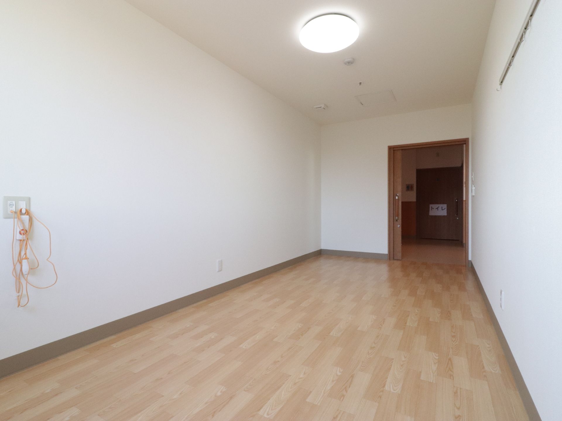 フローリングの部屋で、廊下から段差のない状態で部屋にはいることができるので、歩行器や車椅子をご利用の入居者様も快適に過ごせる。