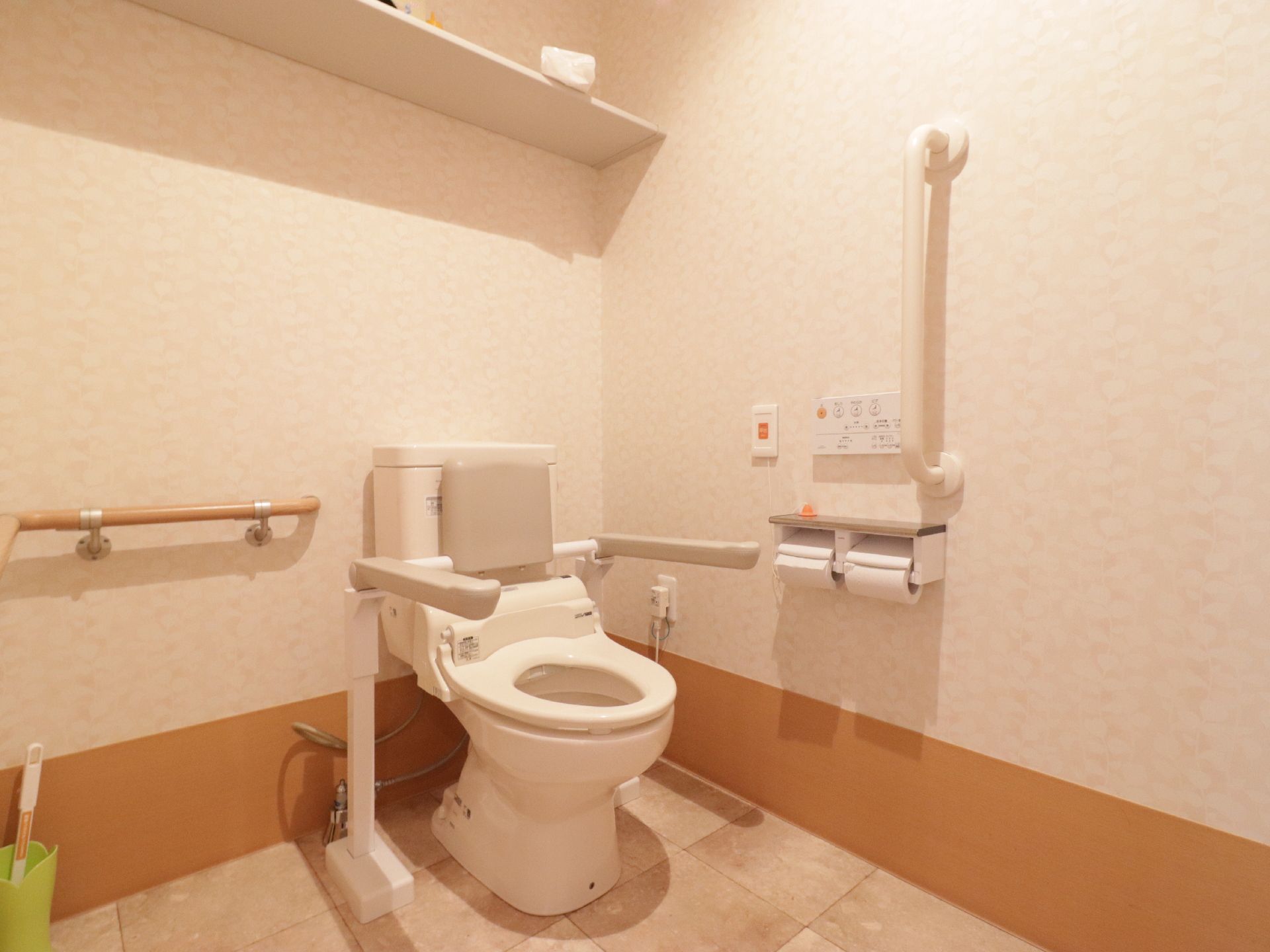 洋式トイレの周辺には、手すりがもうけてあるので、膝に負担をかけずに立ち居ができる。緊急時ブザーがあるので、具合が悪くなった時でも安心である。