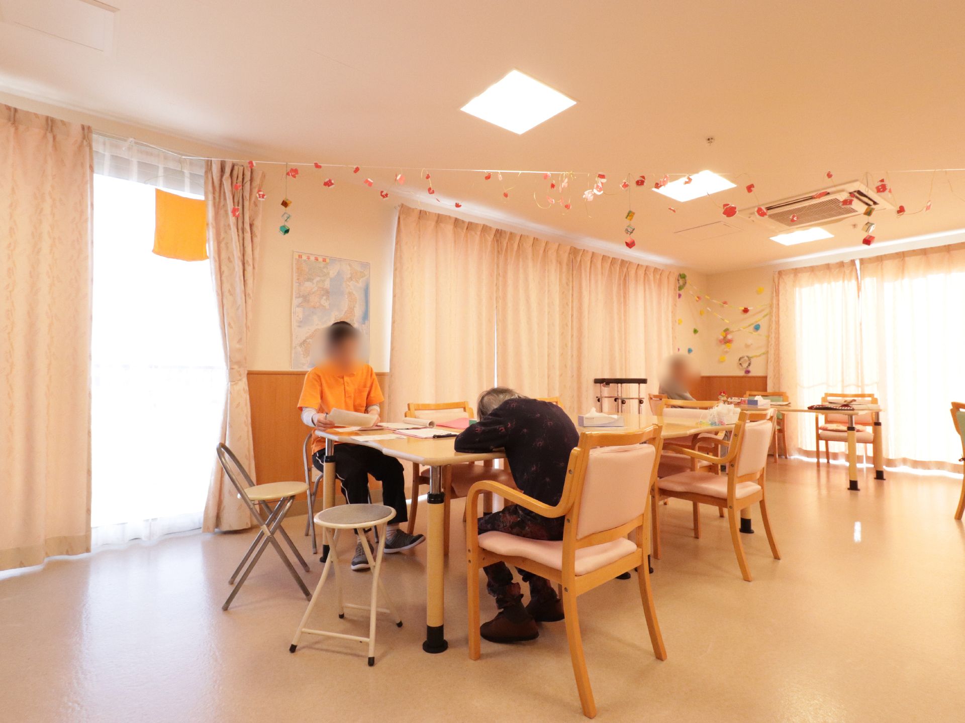 掃き出し窓がある明るい食堂は、食後には多目的室としてご利用でき、スタッフと一緒にさまざまなアクティビティができる。