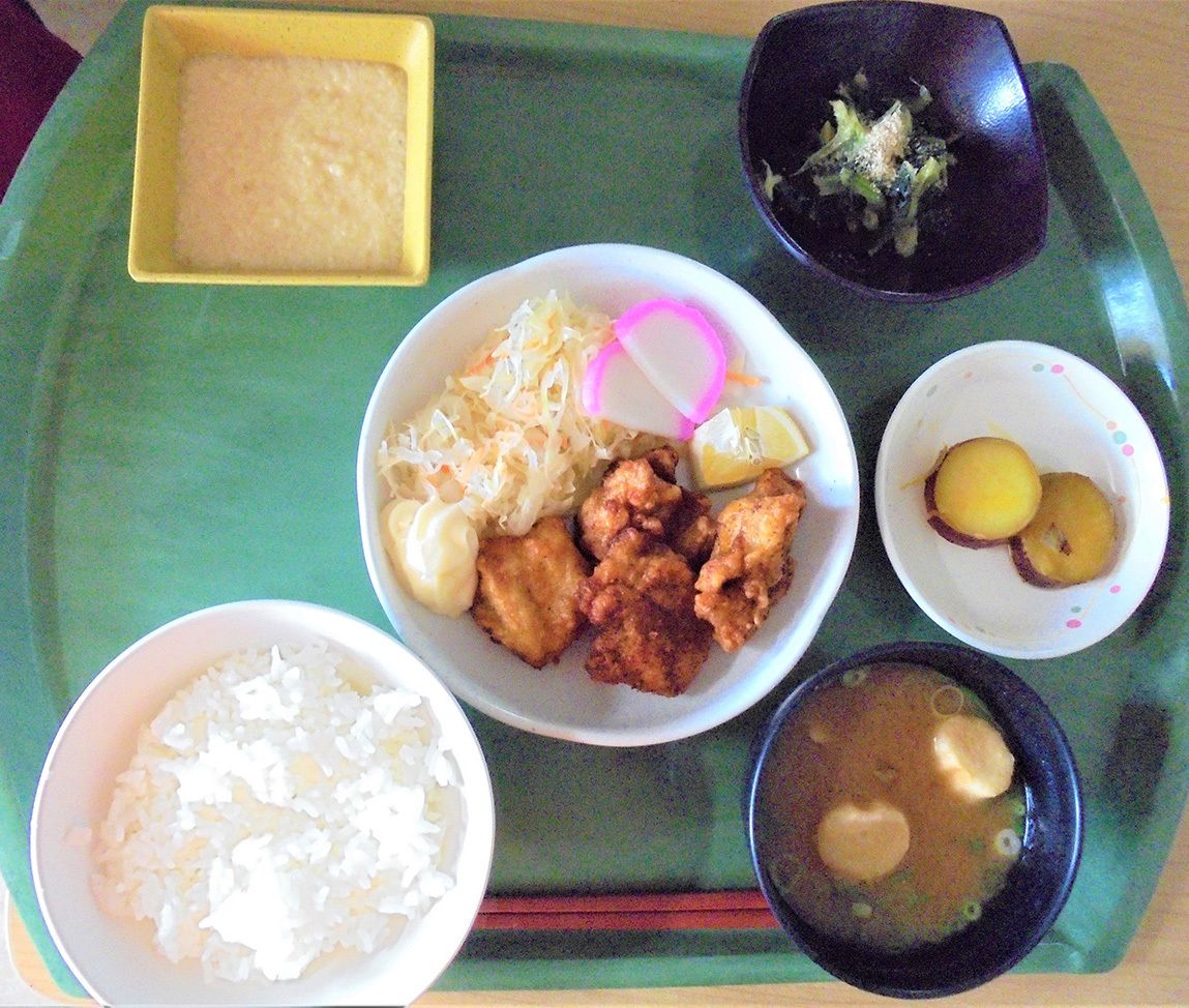 から揚げとほうれん草のおひたし、さつまいもの甘煮やごはんと味噌汁