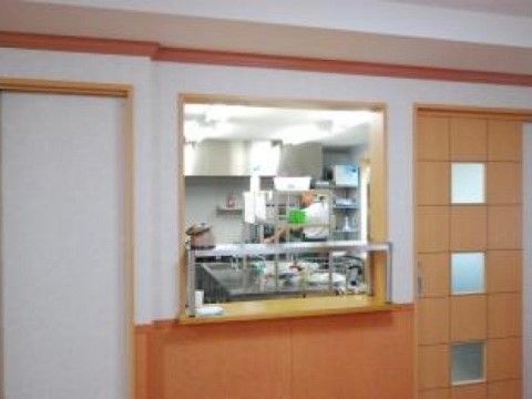 調理中の様子を直接ご覧いただけるキッチンで設置されている。出来立ての温かなお食事を提供する体制が整っている。