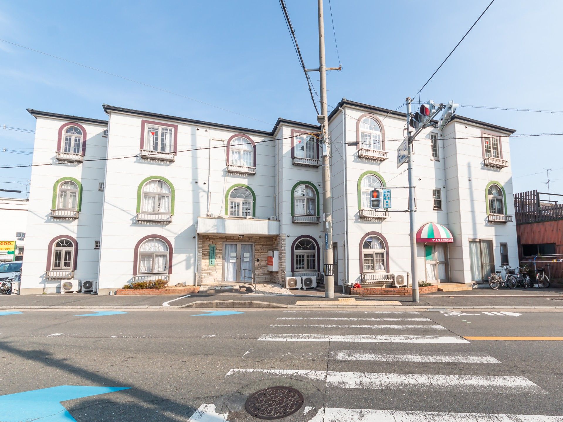 交差点に面した建物