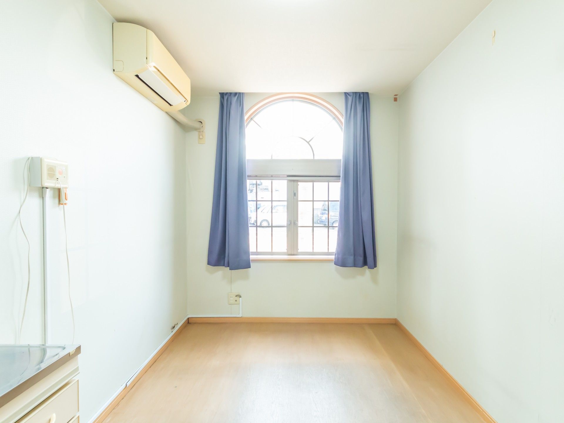 窓のある明るい部屋