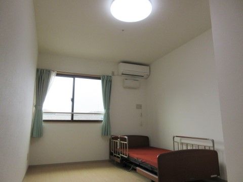 明るい照明とベッドのある、車いすをご利用の方も移動しやすい広い個室