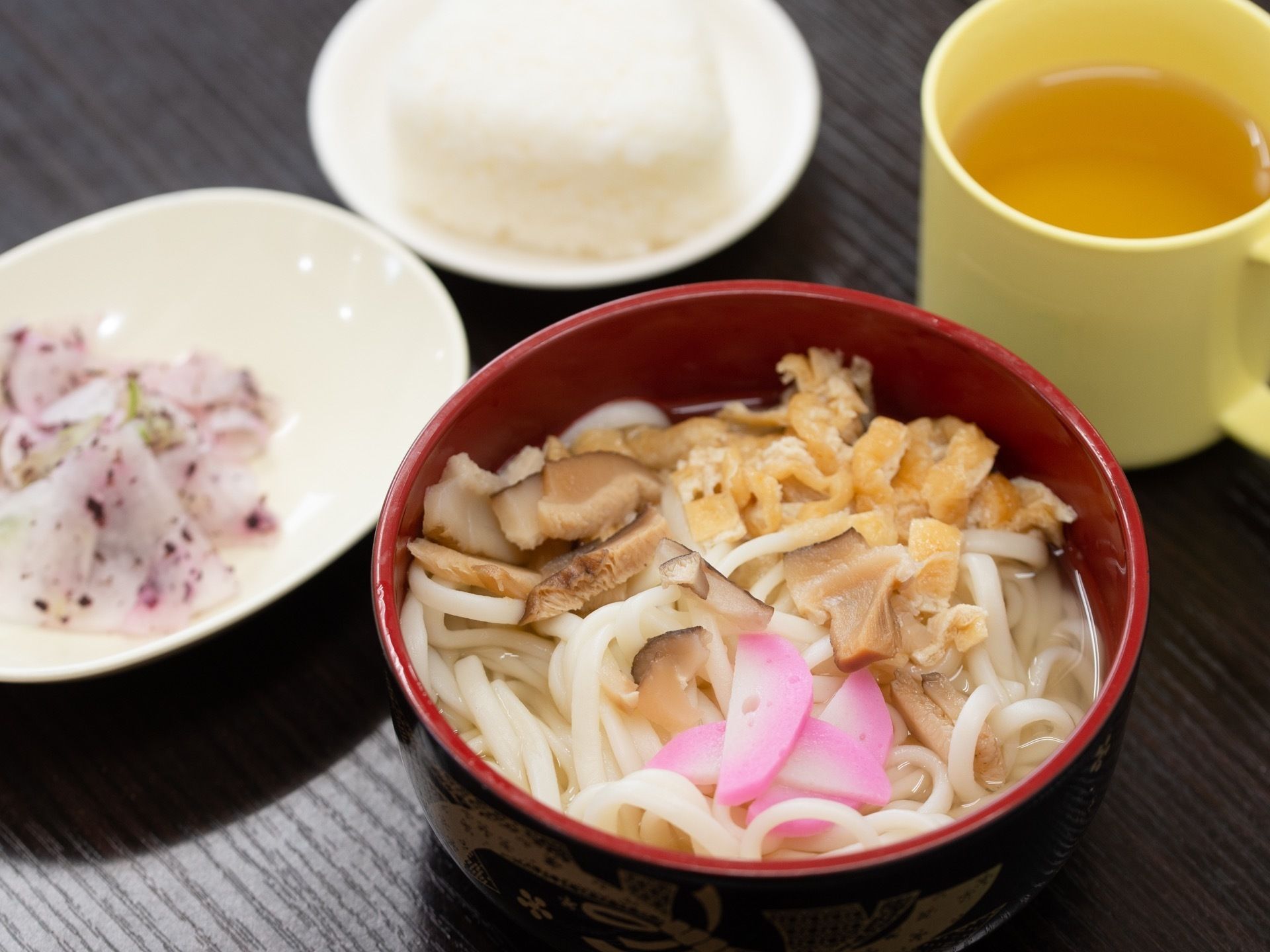 おにぎりやうどんといったボリュームのある食事は、栄養バランスなどを考えて作られている。食べやすく調理されている。