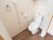 白色をベースとした清潔感のあるトイレである。手すりが備えつけられているので、転倒防止になる。またナースコールもあるので、安全に利用できる。