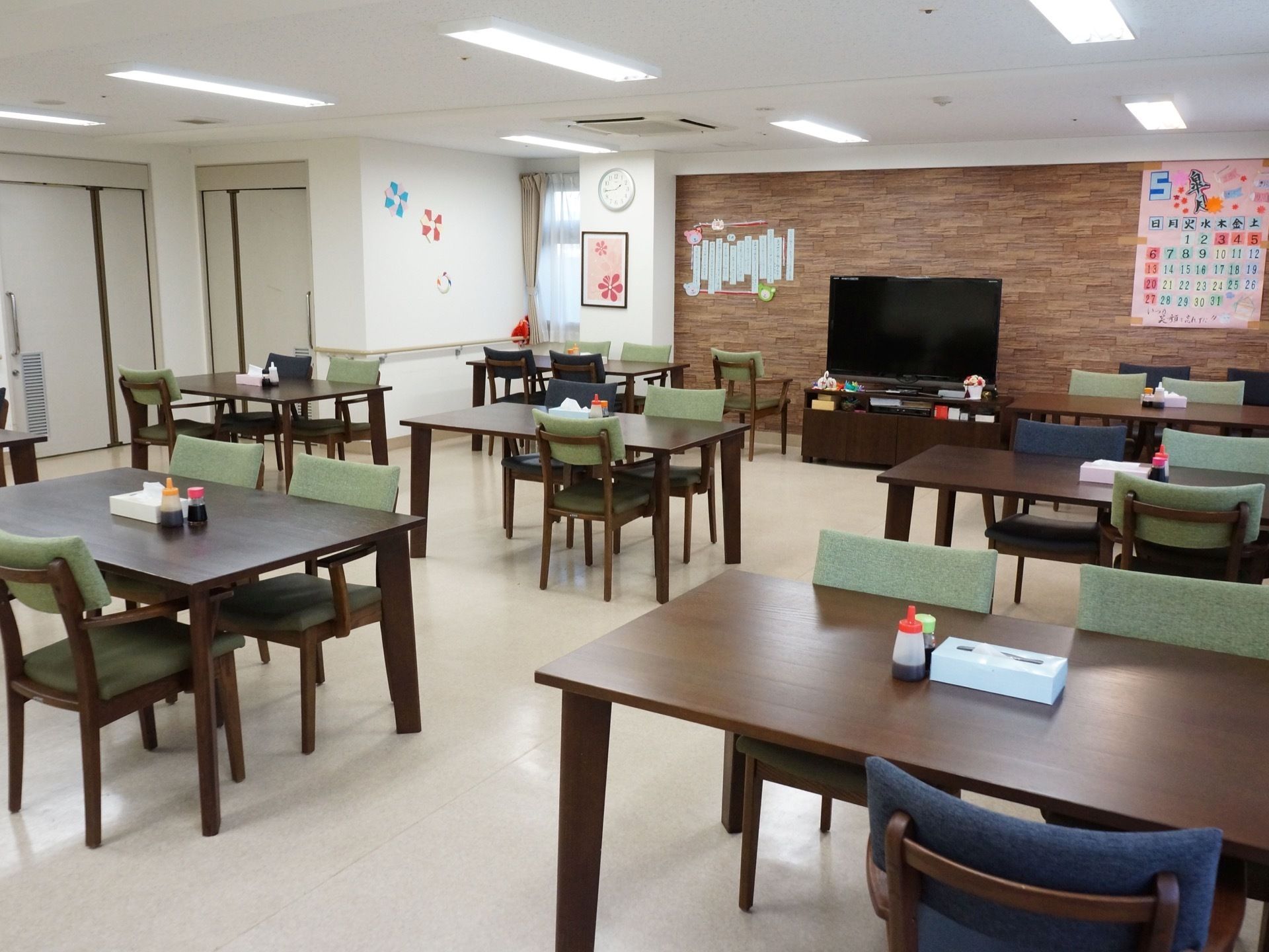 大きなテレビが置かれた食堂は、通路になるスペースを広く取っており、車椅子での移動も楽に行うことができる。