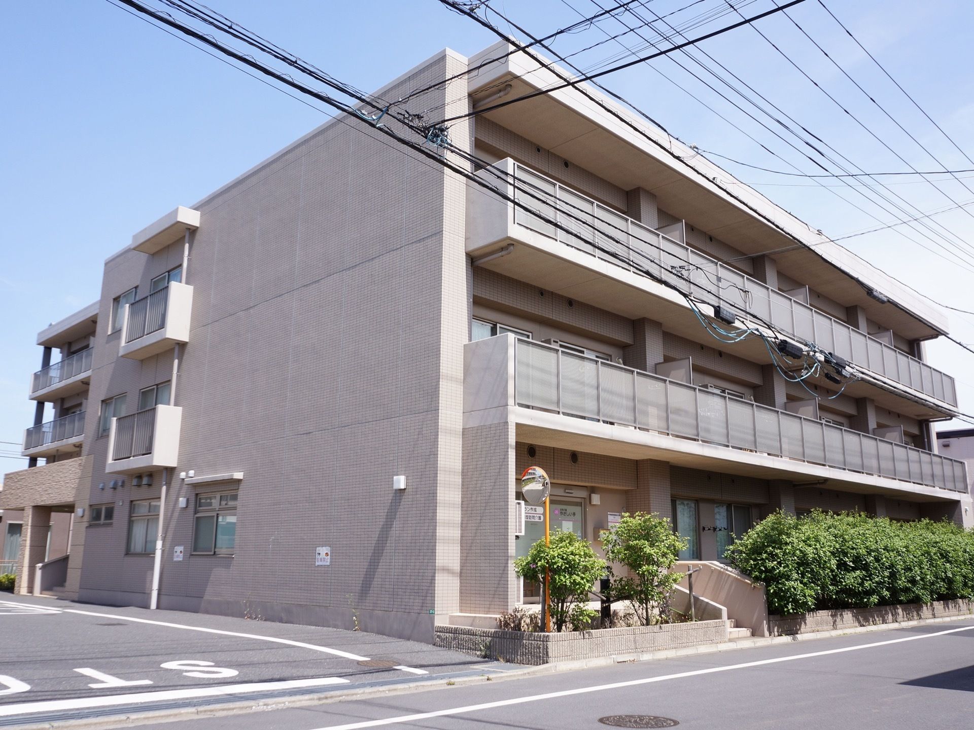 施設は鉄筋コンクリート４階建で通常のマンションと間違えるような構造である。屋上には庭園も造られている。