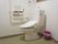 広いスペースに温水洗浄機能付きのトイレがある。壁には利便性に配慮したＬ字型の手すりが設置されている。