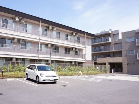 施設の目の前にある、4～5台車が停められる駐車スペース
