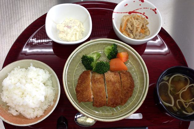 とんかつとポテトサラダと切り干し大根とごはんと味噌汁のセット