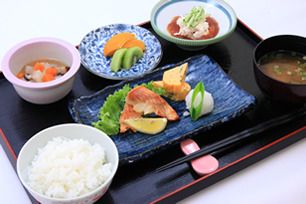 焼き魚と卵焼き、ご飯と味噌汁とフルーツのデザートのセット