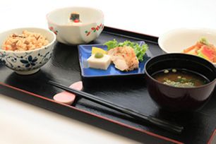 炊き込みご飯と味噌汁とチキンやサラダのセット