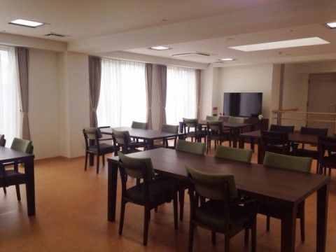 モダンな色調で整えられた食堂である。大きなダイニングテーブルにモスグリーンの椅子が配備され、ゆったりと設置されている。