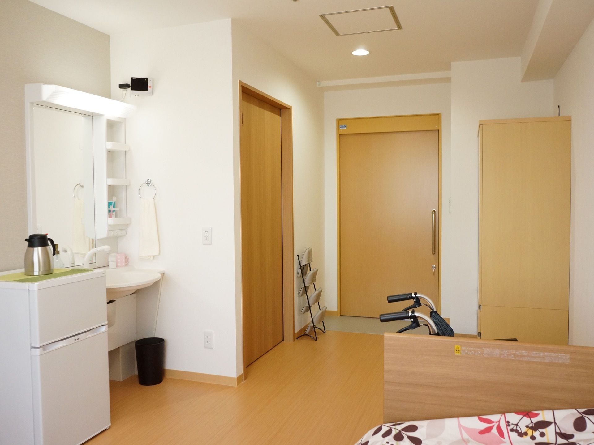居室内には洋服ダンスがあり、洗面台とトイレ、冷蔵庫が用意されている。小型のポットも備え付けられている。
