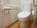 トイレは壁面のパネルを操作して利用する温水洗浄便座を設置している。トイレットペーパーホルダーは２か所ある。