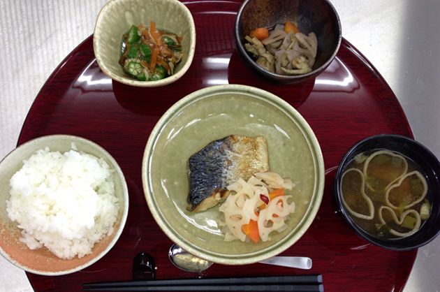 焼き魚とオクラのサラダ、根菜の煮物と味噌汁のセット