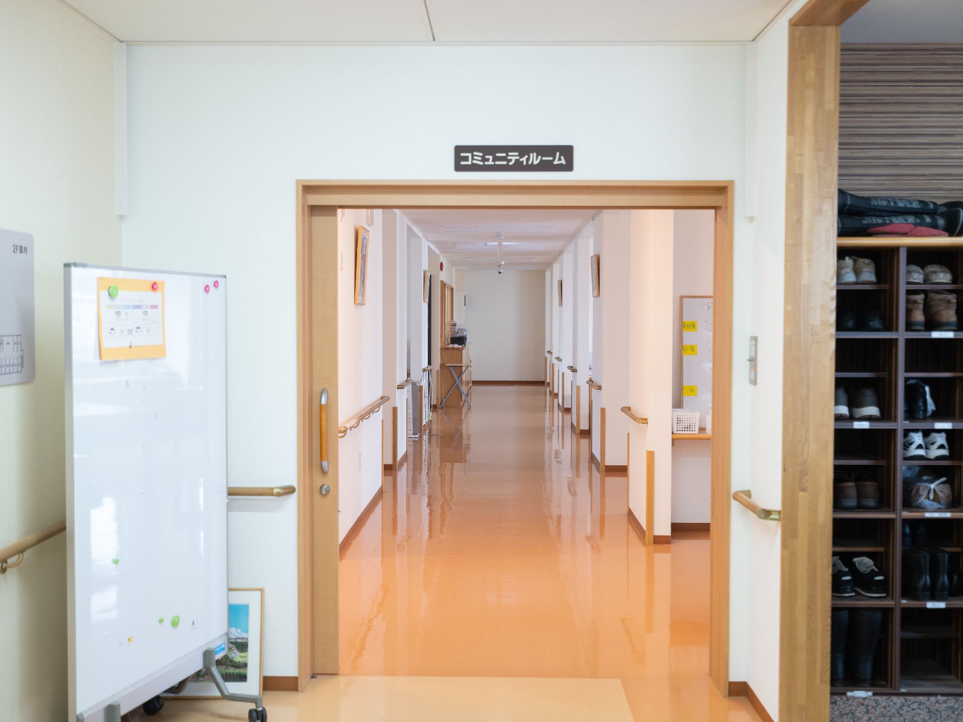 両側に木製の手すりが付いている白い壁に囲まれた廊下