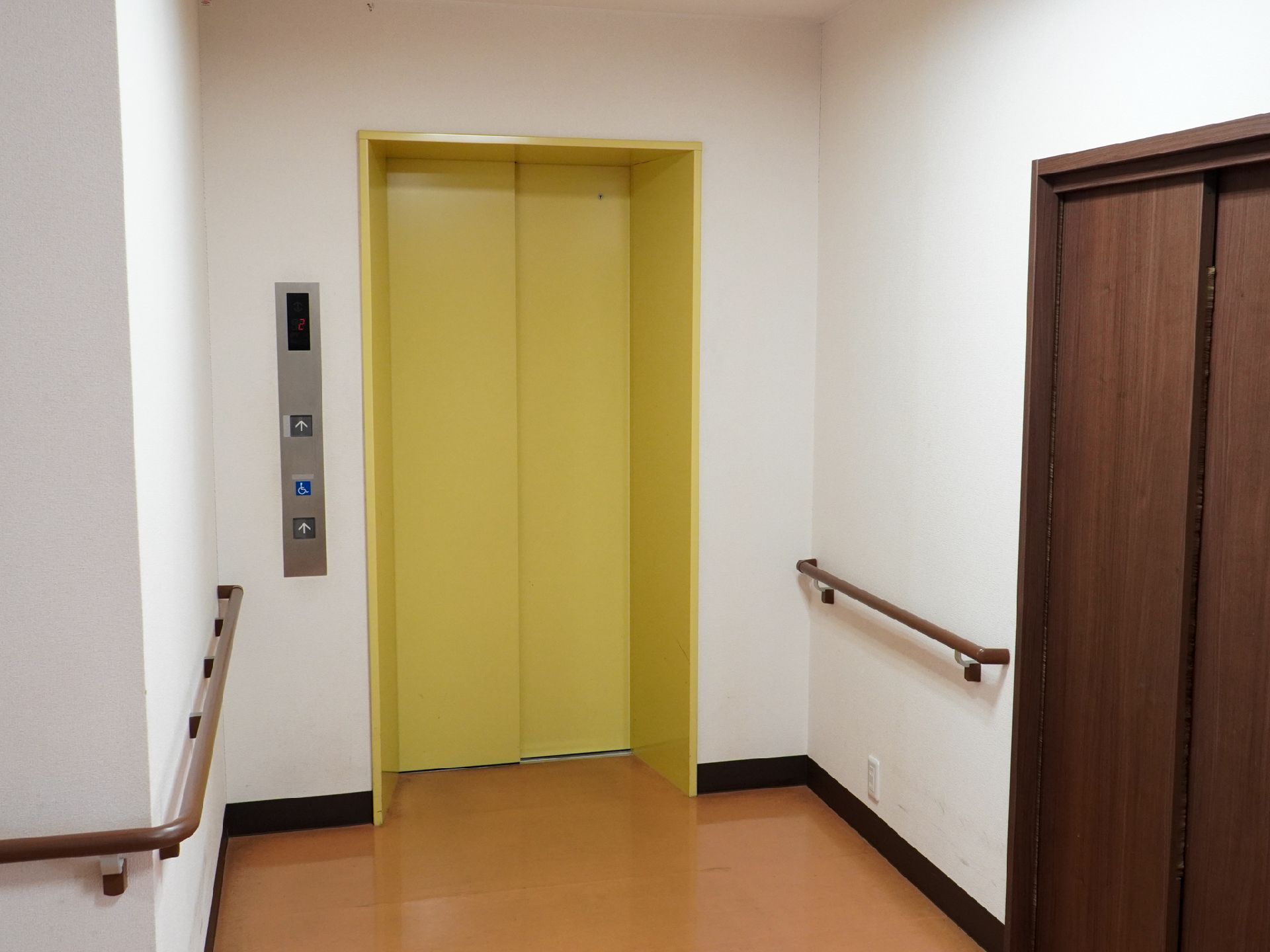 中にも手すりが取り付けられている、バリアフリー化されたエレベーター