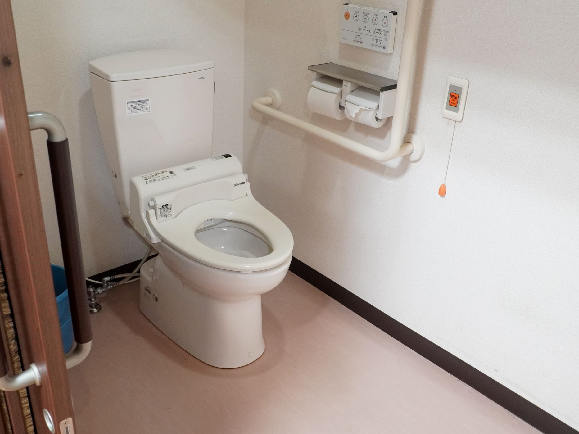 バリアフリー化され、手すりが設置されて高齢者でも利用しやすいトイレ
