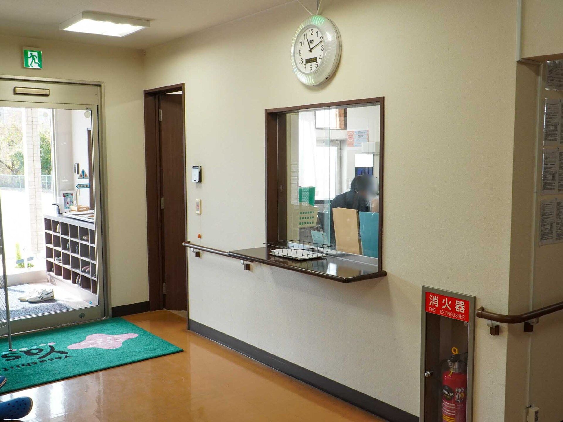 玄関から入ってすぐ横にあり、初めて来館した人にもわかりやすい受付