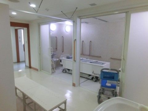 寝転がった状態でスタッフが浴室まで連れて行ってくれる介護入浴機器