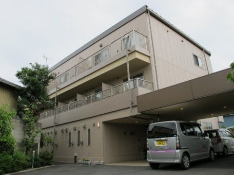 各個室からは景色を見渡せるベランダに出られることがわかる外観