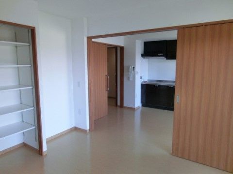 部屋のすべてのドアが、軽い力で開け閉めできる引き戸となっている個室