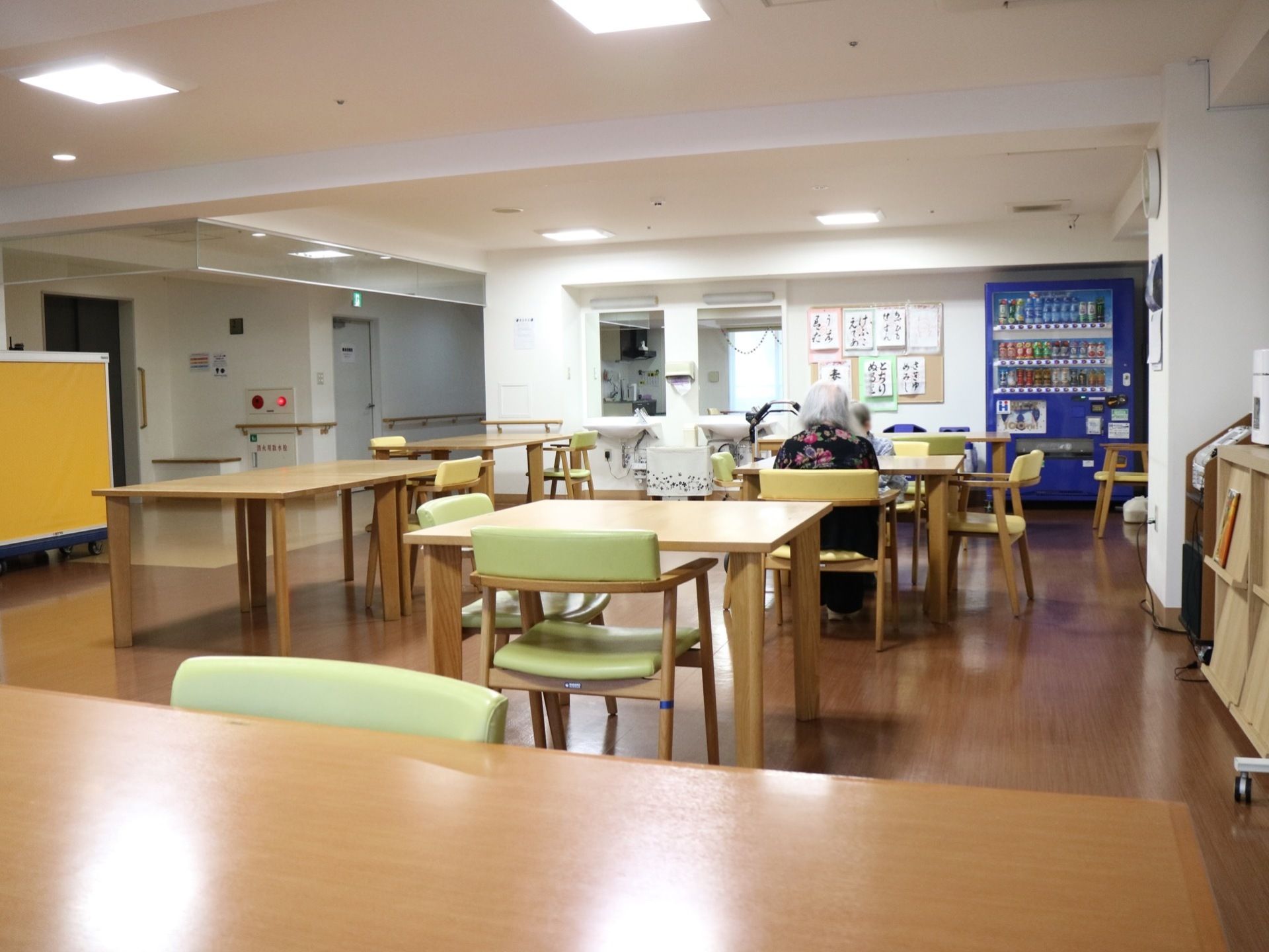 明るく開放的な食堂である。テーブルが並べられており、自販機がある。奥の壁際に洗面スペースがとられている