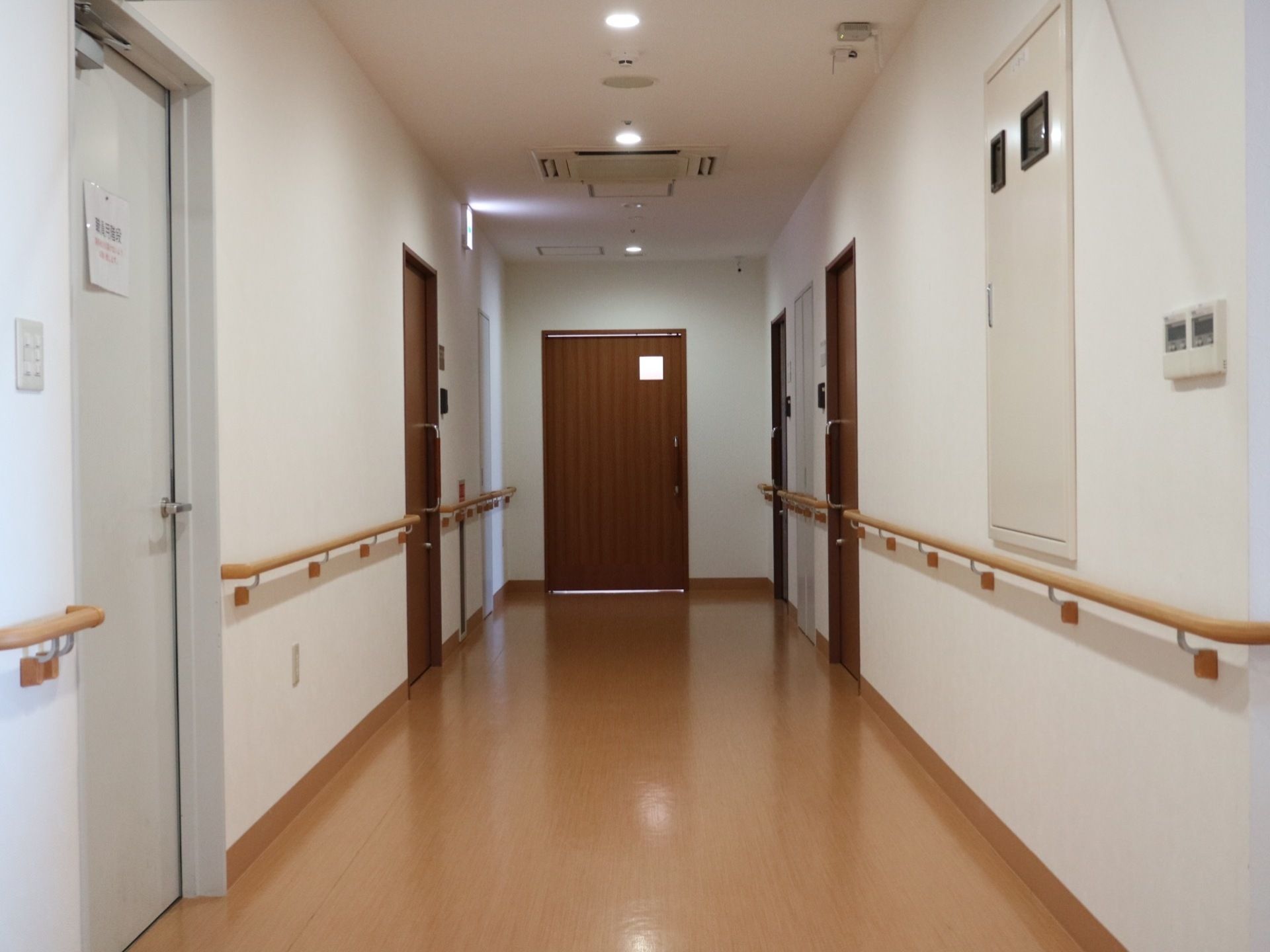 明るく広い廊下である。冷暖房が完備されており、手すりが両サイドの壁に沿って取り付けられている。天井には、火災報知器がある。