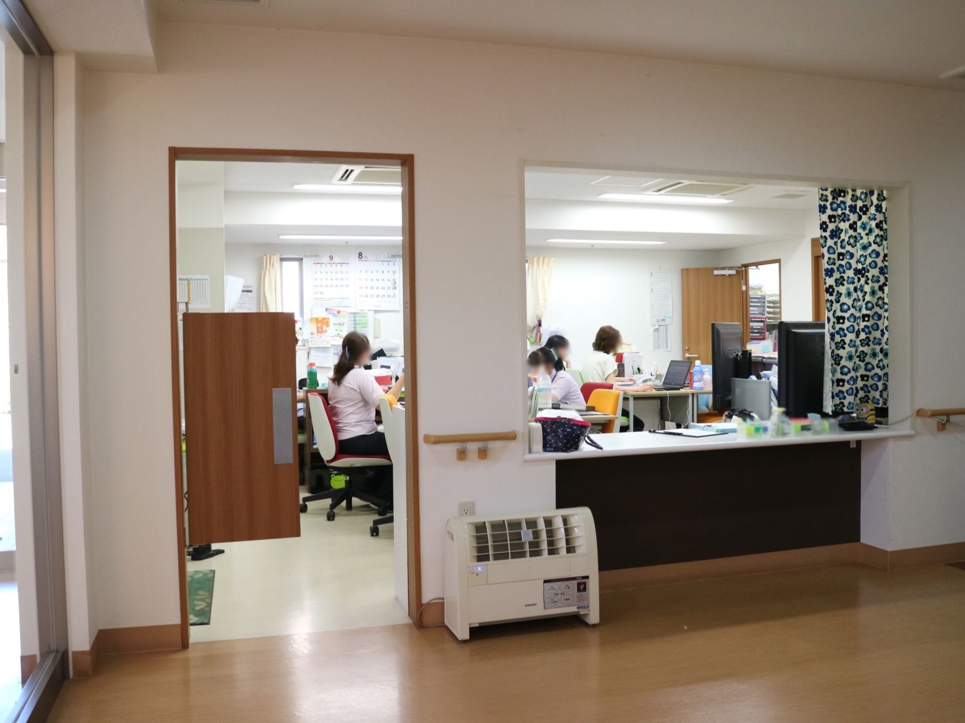 広々としたエントランスホールには、カウンター付きのフロントが設けられている。奥はスタッフルームになっている。