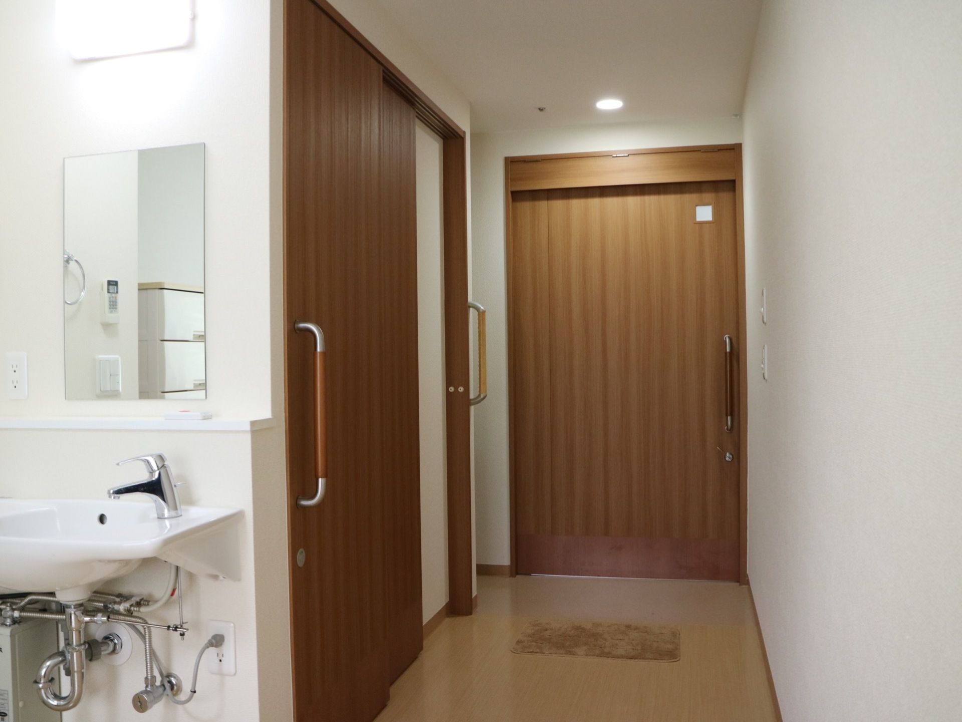 １Rタイプの居室である。バリアフリーになっており、トイレや洗面台が完備されている。室内すべての扉に引き戸が採用されている。