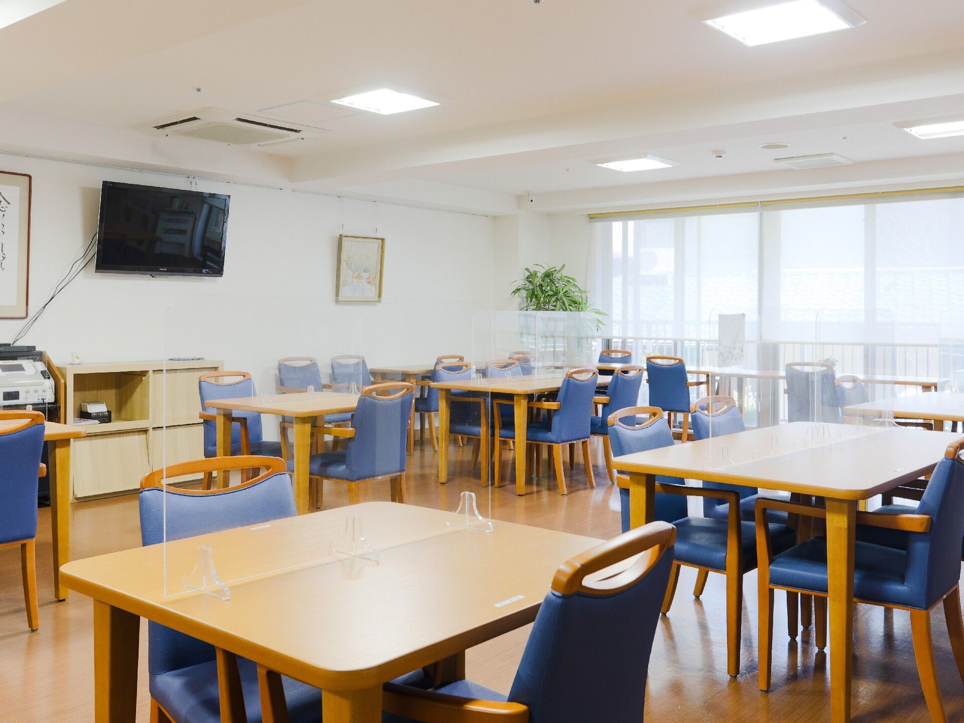 壁や棚の上にご入居者様の気分を高めるかわいらしい装飾をしてある共有スペース