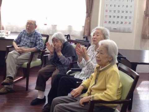 笑顔で手をたたく高齢者グループ