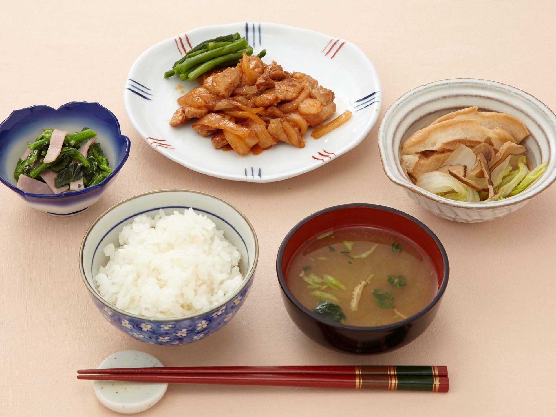 彩りや盛り付けにも工夫を加えたお食事