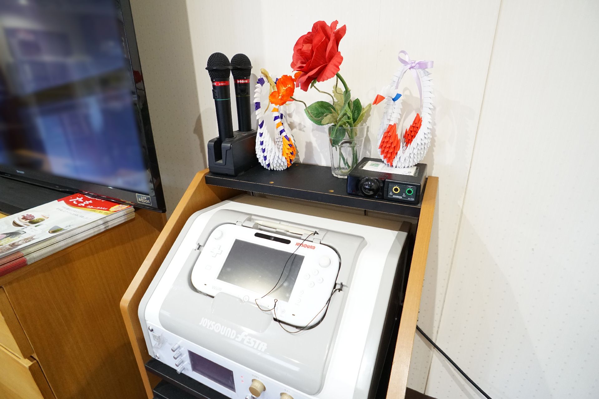 カラオケ機器のある共有スペース