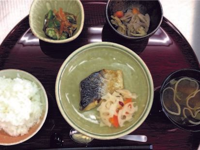 メインのお魚を中心に、カルシウムやビタミンの取れる食事