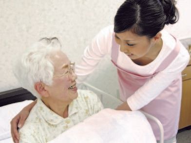 スタッフと会話をして、楽しそうに安心して微笑むご入居者様