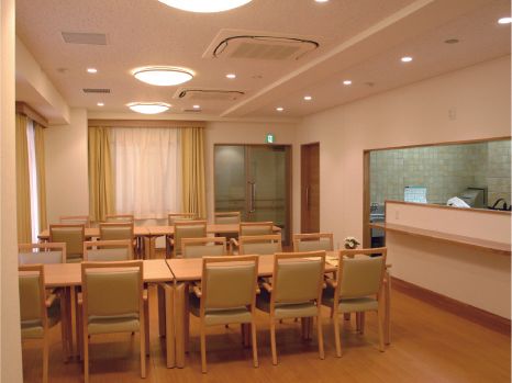 キッチンからテーブルまでの距離が近い、食事を運びやすい食堂