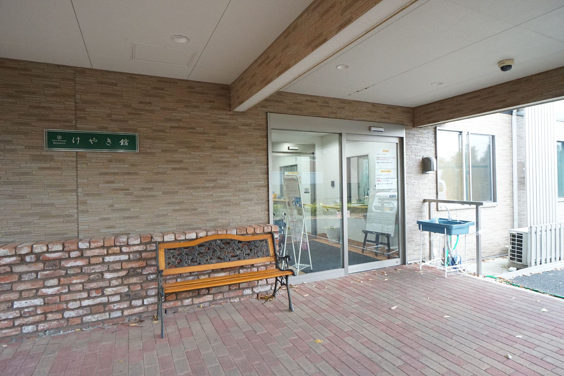 椅子が置かれている玄関