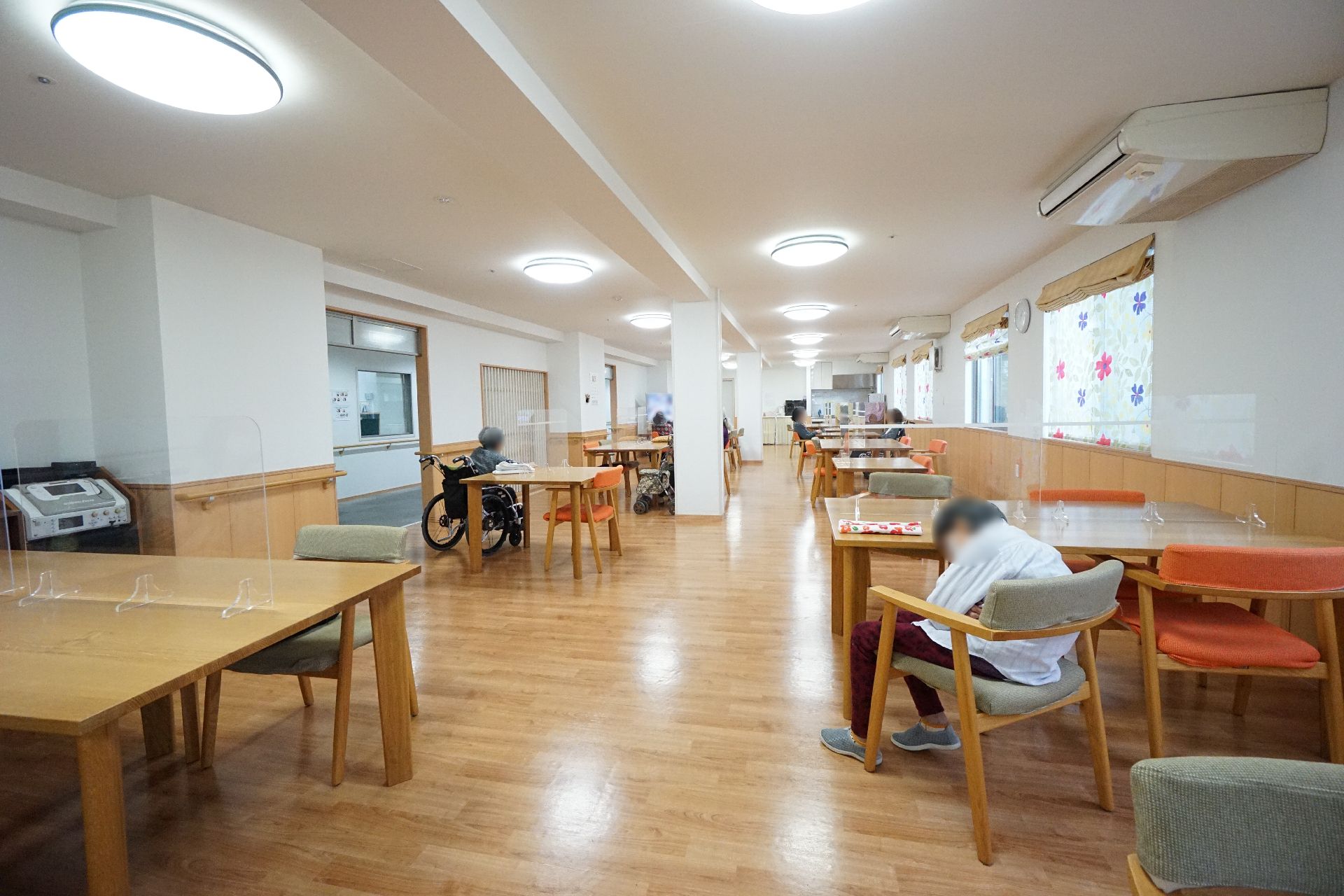 座りながら過ごしている様子の食堂
