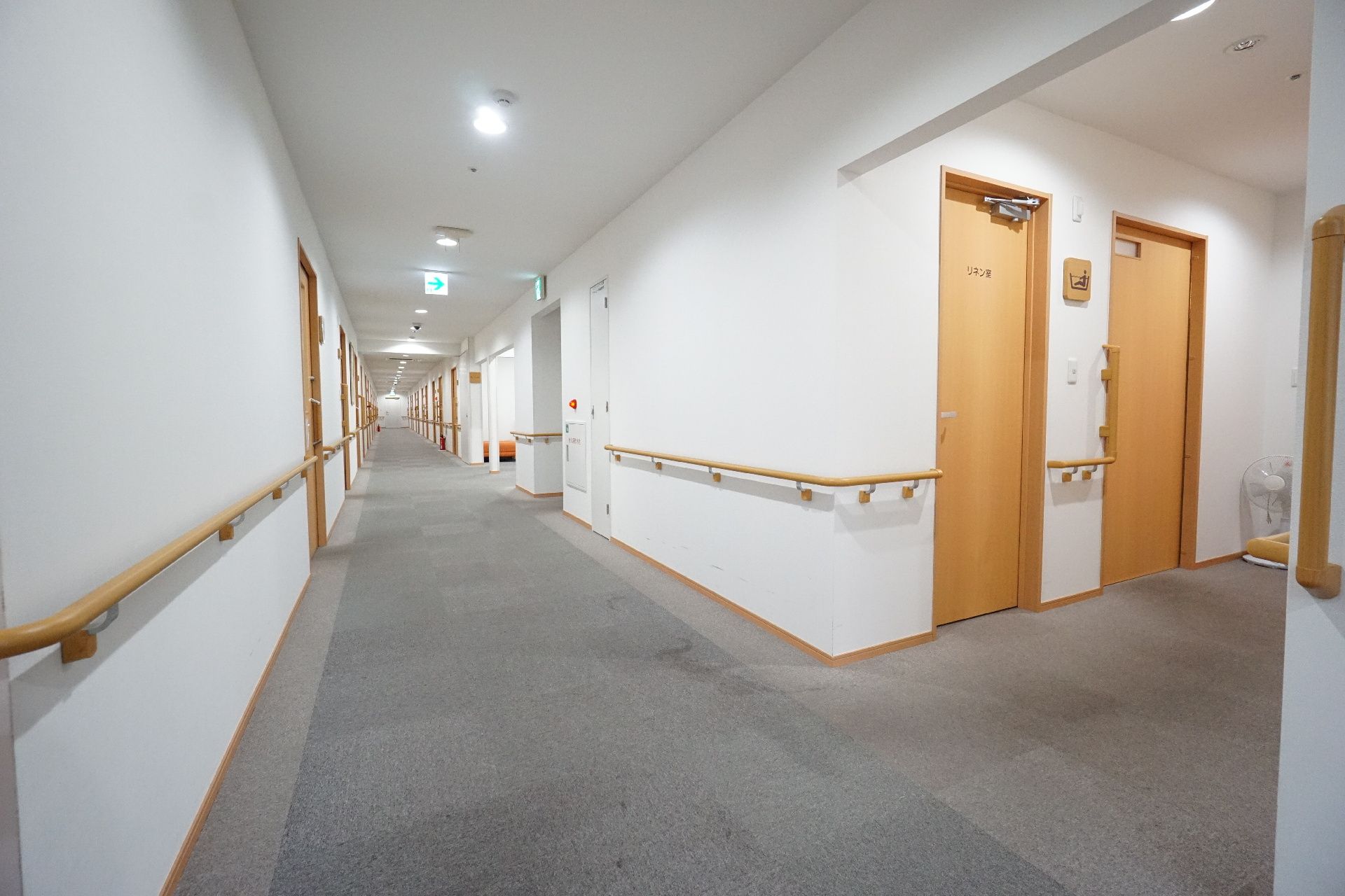 広い通路がずっと続いている廊下
